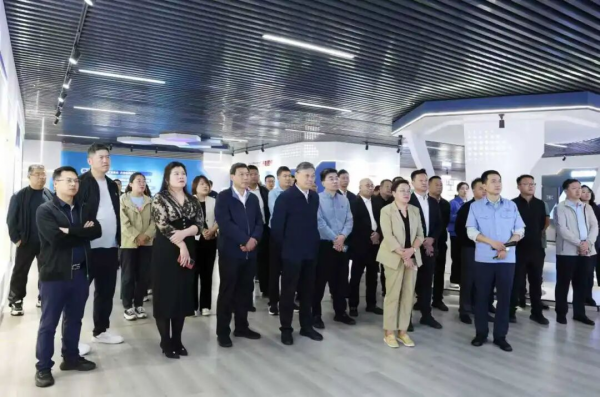 参会代表实地参观圣阳.png